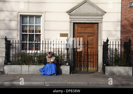 Ost-Europäerin Betteln auf den Straßen von Dublin in Irland Stockfoto