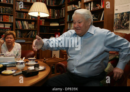 23. April 2007 - Moskau, Russland - Ex-russischer Präsident Boris Yeltsin (1. Februar 1931 Ð 23. April 2007) ist heute im Alter von 76 Jahren gestorben. Jelzin wurde Russlands erster demokratisch gewählter Präsident der Russischen Föderation nach Mikhail Gorbachev als sowjetische Führer im Dezember 1991 trat zurück. Bild: Boris Yeltsin - ersten russischen Präsidenten in seinem Landsitz in Barvikha in der Nähe von Mo (Datscha) Stockfoto