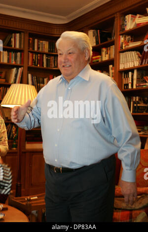 23. April 2007 - Moskau, Russland - Ex-russischer Präsident Boris Yeltsin (1. Februar 1931 Ð 23. April 2007) ist heute im Alter von 76 Jahren gestorben. Jelzin wurde Russlands erster demokratisch gewählter Präsident der Russischen Föderation nach Mikhail Gorbachev als sowjetische Führer im Dezember 1991 trat zurück. Bild: Boris Yeltsin - ersten russischen Präsidenten in seinem Landsitz in Barvikha in der Nähe von Mo (Datscha) Stockfoto