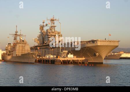 6. Januar 2006 - San Diego, Kalifornien, USA - zwei US-Marine Kriegsschiffe bei Sonnenuntergang auf einer Marinebasis am Pazifischen Ozean. (Bild Kredit: Zack Baddorf/ZUMApress.com ©) Stockfoto