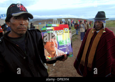 21. Januar 2006 - La Paz, Bolivien - A Man Piraten verkauft Biographien von Evo Morales, der Tag von seiner offiziellen Besitz als Boliviens Präsident in El Alto. Die MAS reagieren auf soziale Bewegungen fordert eine "Verstaatlichung" und "soziale Kontrolle", die über Land, Wasser und Erdgas seit dem Jahr 2000 in einer Reihe von Konflikten und Protesten geführt hat. (Kredit-Bild: © Christian Lombardi/ZU Stockfoto