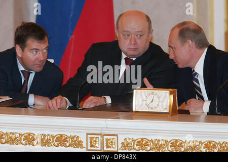 (l - R) Dmitry Medvedev-stellvertretender Leiter der russischen Regierung, Mikhail Fradkov - russische Ministerpräsident Vladimir Putin - Präsidenten der Russischen Föderation. (Kredit-Bild: © PhotoXpress/ZUMA Press) Einschränkungen: Nord- und Südamerika Rechte nur! Stockfoto