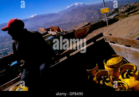 12. Mai 2006 - La Paz, Bolivien - GLP Gas Flaschen Verteilung in La Paz. Bolivien hat Lateinamerikas zweitgrößten Gasreserven aber ist eines der ärmsten Länder der Region. In den bolivianischen Häusern sind die gelben GLP-Flaschen wie Gold, denn sie sind nützlich für das Kochen, Hitze und Licht einige Häuser. Am 1. Mai 2006 verstaatlicht die bolivianische Regierung des Landes Kohlenwasserstoffe sec Stockfoto