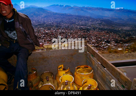 12. Mai 2006 - La Paz, Bolivien - GLP Gas Flaschen Verteilung in La Paz. Bolivien hat Lateinamerikas zweitgrößten Gasreserven aber ist eines der ärmsten Länder der Region. In den bolivianischen Häusern sind die gelben GLP-Flaschen wie Gold, denn sie sind nützlich für das Kochen, Hitze und Licht einige Häuser. Am 1. Mai 2006 verstaatlicht die bolivianische Regierung des Landes Kohlenwasserstoffe sec Stockfoto