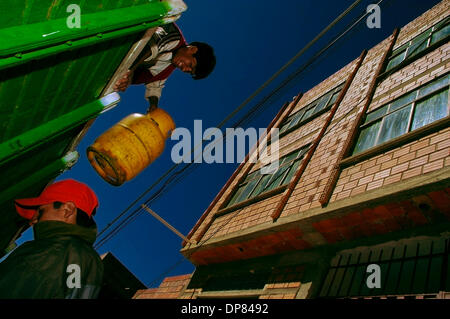 12. Mai 2006 - La Paz, Bolivien - GLP Gas Flaschen Verteilung in La Paz. Bolivien hat Lateinamerikas zweitgrößten Gasreserven aber ist eines der ärmsten Länder der Region. In den bolivianischen Häusern sind die gelben GLP-Flaschen wie Gold, denn sie sind nützlich für das Kochen, Hitze und Licht einige Häuser. Am 1. Mai 2006 verstaatlicht die bolivianische Regierung des Landes Kohlenwasserstoffe sec Stockfoto