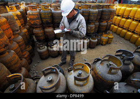 Kann 12, 2006 - La Paz, Bolivien - The Senkata-Gas-Anlage in El Alto, von La Paz in der Nähe. Bolivien hat Lateinamerikas zweitgrößten Gasreserven aber ist eines der ärmsten Länder der Region. In den bolivianischen Häusern sind die gelben GLP-Flaschen wie Gold, denn sie sind nützlich für das Kochen, Hitze und Licht einige Häuser. Am 1. Mai 2006 verstaatlichte die bolivianische Regierung des Landes hydr Stockfoto