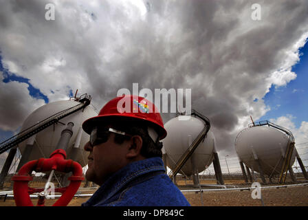 Kann 12, 2006 - La Paz, Bolivien - The Senkata-Gas-Anlage in El Alto, von La Paz in der Nähe. Bolivien hat Lateinamerikas zweitgrößten Gasreserven aber ist eines der ärmsten Länder der Region. In den bolivianischen Häusern sind die gelben GLP-Flaschen wie Gold, denn sie sind nützlich für das Kochen, Hitze und Licht einige Häuser. Am 1. Mai 2006 verstaatlichte die bolivianische Regierung des Landes hydr Stockfoto