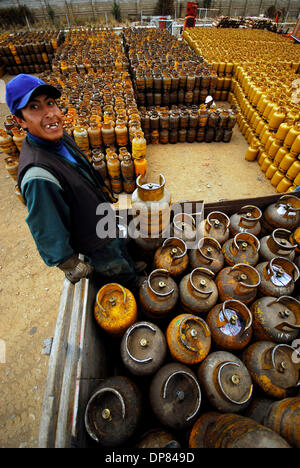 Kann 12, 2006 - La Paz, Bolivien - The Senkata-Gas-Anlage in El Alto, von La Paz in der Nähe. Bolivien hat Lateinamerikas zweitgrößten Gasreserven aber ist eines der ärmsten Länder der Region. In den bolivianischen Häusern sind die gelben GLP-Flaschen wie Gold, denn sie sind nützlich für das Kochen, Hitze und Licht einige Häuser. Am 1. Mai 2006 verstaatlichte die bolivianische Regierung des Landes hydr Stockfoto