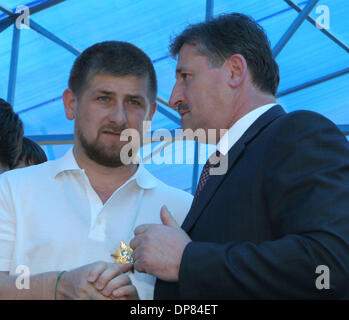 Tschetschenischer Premierminister Ramzan Kadyrov (l) und tschetschenische Präsident Alu Alkhanov auf das Wrestling match zwischen tschetschenischen und uns Ringer. (Kredit-Bild: © PhotoXpress/ZUMA Press) Einschränkungen: Nord- und Südamerika Rechte nur! Stockfoto