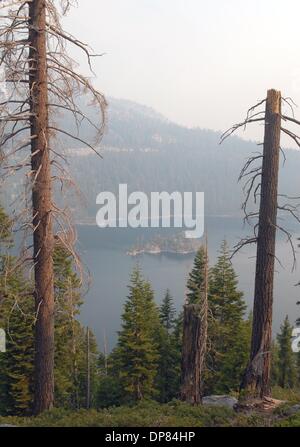 24. Juni 2006 - South Lake Tahoe, CA, USA - bereits gekennzeichnet als die größte Katastrophe aller Zeiten, die Lake Tahoe Region getroffen tobt ein Wind peitschte Feuer außer Kontrolle geraten, mit 2.500 Hektar verbrannten, 200 Häuser zerstört und mehr als 400 Familien evakuiert. Bild: Rauch vom Feuer deckt den Hang in Emerald Bay und Fannette Island in South Lake Tahoe, Montag. Eine massive Wind- Stockfoto