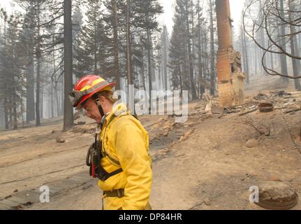 24. Juni 2006 - South Lake Tahoe, CA, USA - bereits gekennzeichnet als die größte Katastrophe aller Zeiten, die Lake Tahoe Region getroffen tobt ein Wind peitschte Feuer außer Kontrolle geraten, mit 2.500 Hektar verbrannten, 200 Häuser zerstört und mehr als 400 Familien evakuiert. Bild: Ein El Dorado County Feuerwehrmann sucht nach Hot-Spots entlang Elk Point Drive in South Lake Tahoe, Montag. Eine massive wind Stockfoto