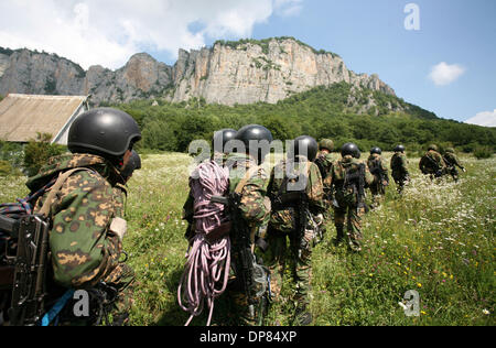 Mitglieder der "GRU" (russische Armee central Military Intelligence Department) Spezialeinheit von Novovsibirsk geschult im 'Hatsavita' Mountain Trainingscenter für besondere Kräfte Einheiten in der Nähe der südlichen Stadt von Labinsk, Russland, auf Donnerstag, 27. Juli 2006. (Kredit-Bild: © PhotoXpress/ZUMA Press) Einschränkungen: Nord- und Südamerika Rechte nur! Stockfoto