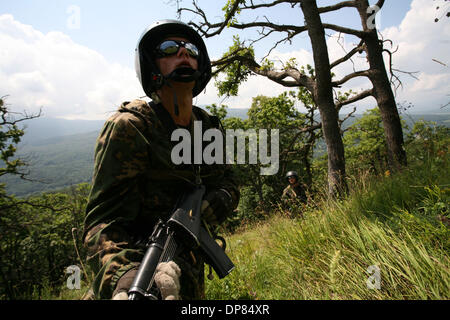 Mitglieder der "GRU" (russische Armee central Military Intelligence Department) Spezialeinheit von Novovsibirsk geschult im 'Hatsavita' Mountain Trainingscenter für besondere Kräfte Einheiten in der Nähe der südlichen Stadt von Labinsk, Russland, auf Donnerstag, 27. Juli 2006. (Kredit-Bild: © PhotoXpress/ZUMA Press) Einschränkungen: Nord- und Südamerika Rechte nur! Stockfoto