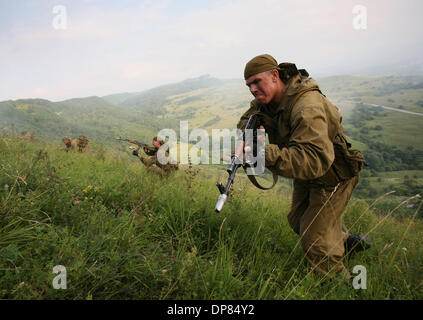 Mitglieder der "GRU" (russische Armee central Military Intelligence Department) Spezialeinheit von Novovsibirsk geschult im 'Hatsavita' Mountain Trainingscenter für besondere Kräfte Einheiten in der Nähe der südlichen Stadt von Labinsk, Russland, auf Donnerstag, 27. Juli 2006. (Kredit-Bild: © PhotoXpress/ZUMA Press) Einschränkungen: Nord- und Südamerika Rechte nur! Stockfoto