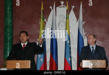 27. Juli 2006 trifft - Moskau, Russland - der russische Präsident VLADIMIR PUTIN, richtig, mit der venezolanische Präsident HUGO CHAVEZ im Kreml, bietet die breite politische Unterstützung stark anti-amerikanische Führer und seinen Segen zu kräftigen Arme Aufträge geben und angehende Öl-und Gasprojekte. (Kredit-Bild: © PhotoXpress/ZUMA Press) Einschränkungen: Nord- und Südamerika Rechte nur! Stockfoto