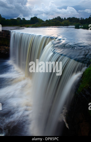 Wasser fließt über Jagala Wasserfall in Estland Stockfoto