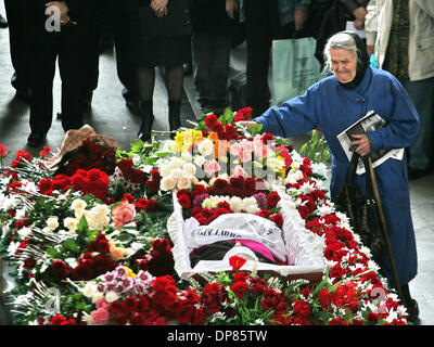 Trauerfeier für Anna Politkovskaya.Thousands der Russen geschenkt getöteten russischen Journalistin Anna Politkovskaya am Troyekurovskoye Friedhof in Moscow.An alte russische Frau weinend Stand in der Nähe der Sarg an Politkowskaja ihre letzte Ehre am Dienstag. (Kredit-Bild: © PhotoXpress/ZUMA Press) Einschränkungen: Nord- und Südamerika Rechte nur! Stockfoto