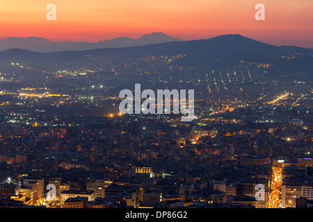 Athen Skyline Luftbild am Nachmittag mit den Lichtern über blaue Stunde Stockfoto