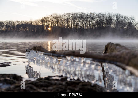 Harrison, Tennessee, USA.  8. Januar 2014.  Ungewöhnlich kaltes Wetter verursacht durch die "polaren Wirbels" produziert Eis entlang der Ufer des Harrison-Bucht, in der Nähe von Chattanooga, Tennessee Credit: TDP Fotografie/Alamy Live News Stockfoto