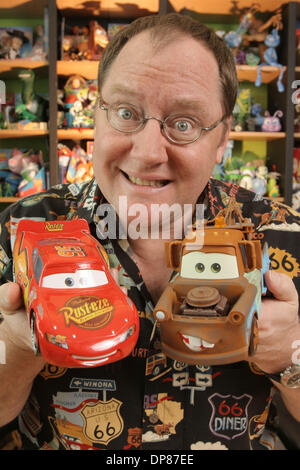 2. März 2006 - Emeryville, Kalifornien, USA - JOHN LASSETER, 49, Autor und Regisseur von dem animierten Film "Cars", stellt in seinem Büro Pixar mit Spielzeug anhand Zeichen aus dem kommenden Film. Lasseter ist der Co-Gründer von Pixar. (Bild Kredit: Stockfoto