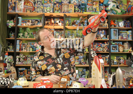 2. März 2006 - Emeryville, Kalifornien, USA - JOHN LASSETER, 49, Autor und Regisseur von dem animierten Film "Cars", stellt in seinem Büro Pixar mit Spielzeug anhand Zeichen aus dem kommenden Film. Lasseter ist der Co-Gründer von Pixar. (Kredit-Bild: © Martin Klimek/ZUMA Press) Stockfoto