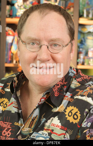 2. März 2006 - Emeryville, Kalifornien, USA - JOHN LASSETER, 49, Autor und Regisseur von dem animierten Film "Cars", stellt in seinem Büro Pixar mit Spielzeug anhand Zeichen aus dem kommenden Film. Lasseter ist der Co-Gründer von Pixar. (Kredit-Bild: © Martin Klimek/ZUMA Press) Stockfoto