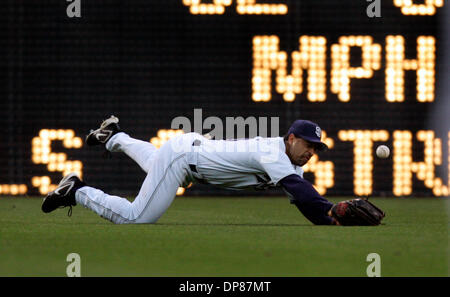 (Veröffentlichte 25.05.2006, d-1)  24. Mai 2006, San Diego, Kalifornien, USA ...   San Diego Padres LF #10 Dave Roberts taucht, wie er versucht, den Fang von Atlanta Braves #22 Marcus Giles im 2. Inning getroffen.   Obligatorische Credit: Foto von Nelvin C. Cepeda/San Diego Union-Tribune/Zuma Press. Copyright 2006 San Diego Union-Tribune Stockfoto