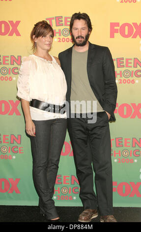 20. August 2006 statt - Los Angeles, Kalifornien, USA - Schauspieler SANDRA BULLOCK und KEANU REEVES bei der 2006 Teen Choice Awards in den Universal Studios, California. (Kredit-Bild: © Paul Fenton/ZUMA Press) Stockfoto