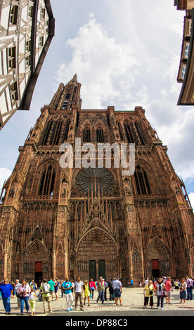 Touristen vor der Notre-Dame in Straßburg (Frankreich), horizontale panorama Stockfoto