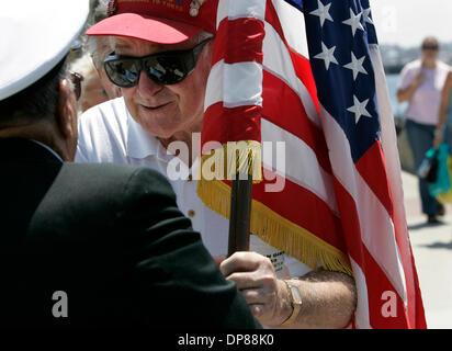 (Veröffentlichten 10.09.2006, j-1)  29. August 2006, San Diego, Kalifornien.  Die Familie BERNARD PRUSE überraschte ihn zu seinem Geburtstag am 29. August 2006, indem Sie ihn auf das Denkmal in San Diego für die USS San Diego.  Teil der Überraschung war, dass Schiffskameraden Kraut COLLINS, links, 84, präsentieren eine US-Flagge PRUSE, rechts, vor. Obligatorische Credit: Foto von Peggy Peattie/San Diego Un Stockfoto