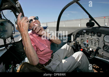 (07.09.2006, veröffentlicht NC-1, NI-1) 4. September 2006, Fallbrook, sitzt California EARL'' Kris CHRISTOFFERSON im Cockpit seines Ercoupe 415 D-Ebene, die in 1946 photo von Charlie Neuman/San Diego Union-Tribune/Zuma Press gemacht wurde. Copyright 2006 San Diego Union-Tribune Stockfoto