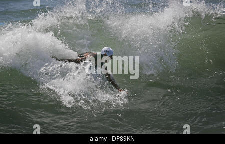 (Veröffentlicht 01.09.2005, NC-8, NI-8) Sonja Zebot von Newport Coast schlug eine Welle in der Damen-Grand Champions-Gewinnspiel der Welt Bodysurfing Championships in Oceanside am 28. August 2005. Stockfoto