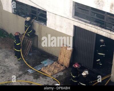 Buenos Aires, Buenos Aires, Argentinien. 8. Januar 2014. Feuerwehr Steuern ein Feuer in einem Möbellager in der Nähe von Abasto in Buenos Aires. Das Feuer keine verletzt verlassen und war nach 3 Stunden kontrolliert. Bildnachweis: Patricio Murphy/ZUMAPRESS.com/Alamy Live-Nachrichten Stockfoto