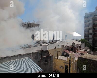 Buenos Aires, Buenos Aires, Argentinien. 8. Januar 2014. Rauch entsteht aus einem Möbellager brennt es in der Nähe von Abasto in Buenos Aires. Das Feuer keine verletzt verlassen und war nach 3 Stunden von der Feuerwehr kontrolliert. Bildnachweis: Patricio Murphy/ZUMAPRESS.com/Alamy Live-Nachrichten Stockfoto