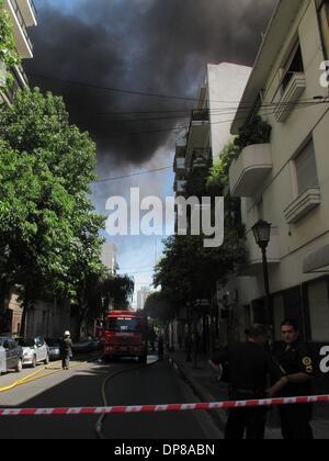 Buenos Aires, Buenos Aires, Argentinien. 8. Januar 2014. Rauch entsteht aus einem Möbellager brennt es in der Nähe von Abasto in Buenos Aires. Das Feuer keine verletzt verlassen und war nach 3 Stunden von der Feuerwehr kontrolliert. Bildnachweis: Patricio Murphy/ZUMAPRESS.com/Alamy Live-Nachrichten Stockfoto