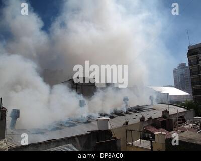 Buenos Aires, Buenos Aires, Argentinien. 8. Januar 2014. Rauch entsteht aus einem Möbellager brennt es in der Nähe von Abasto in Buenos Aires. Das Feuer keine verletzt verlassen und war nach 3 Stunden von der Feuerwehr kontrolliert. Bildnachweis: Patricio Murphy/ZUMAPRESS.com/Alamy Live-Nachrichten Stockfoto