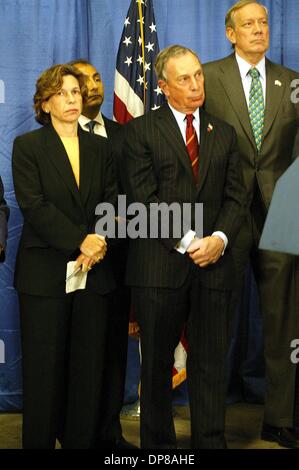 24. April 2006 - New York, New York, US - Präsident U.F.T. Randi Weingarten besucht eine Rechnung Signieren mit dem Gouverneur des Bundesstaates N.Y George Pataki N.Y. Mayor Michael Bloomberg und andere gewählt für Schule Bau.04-24-2006.K47596BC.   / 2006 (Kredit-Bild: © Bruce Cotler/Globe Photos/ZUMAPRESS.com) Stockfoto