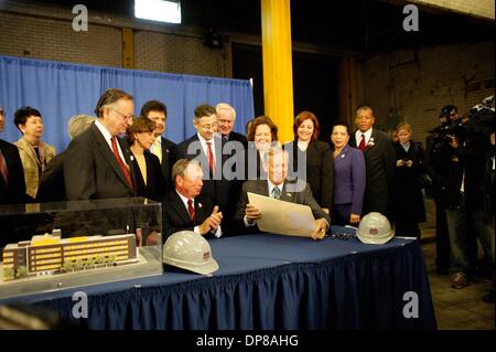 24. April 2006 - New York, New York, US - Präsident U.F.T. Randi Weingarten besucht eine Rechnung Signieren mit dem Gouverneur des Bundesstaates N.Y George Pataki N.Y. Mayor Michael Bloomberg und andere gewählt für Schule Bau.04-24-2006.K47596BC.   / 2006 (Kredit-Bild: © Bruce Cotler/Globe Photos/ZUMAPRESS.com) Stockfoto