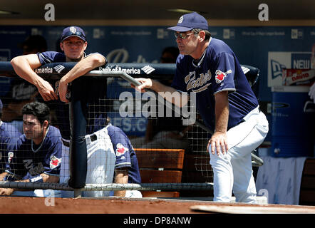 (Veröffentlichte 27.10.2006, d-1) 19. AUGUST 2006, SAN DIEGO, KALIFORNIEN, USA ... Im Petco Park Padres Manager blickt BRUCE BOCHY auf sein Team.  Foto ist auch ADRIAN GONZALEZ und JAKE PEAVY. Obligatorische Credit: Foto von Nelvin C. Cepeda/San Diego Union-Tribune/Zuma Press. Copyright 2006 San Diego Union-Tribune Stockfoto