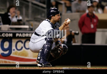 (Veröffentlichte 25.05.2006, d-1)  24. Mai 2006, San Diego, Kalifornien, USA ...    Unmittelbar folgenden ein Lauf durch die Braves, San Diego Padres #33 MIKE PIAZZA zeigt seine Enttäuschung nach der Punktzahl nun am Vorschüsse auf 7-2 (Braves) im 4. Inning.    Obligatorische Credit: Foto von Nelvin C. Cepeda/San Diego Union-Tribune/Zuma Press. Copyright 2006 San Diego Union-Tribune Stockfoto