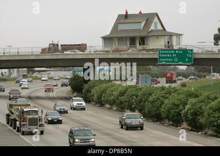 (Veröffentlichte 27.05.2006; NC-1; NI-1) 26. Mai 2006, Oceanside, Kalifornien, USA The altes Haus bekommt abgeschleppt Osten auf Mission Ave über die i-5 in dieser Ansicht, Blick nach Süden vom Bush Street Mandatory Credit: Foto von Charlie Neuman/San Diego Union-Tribune/Zuma Press. Copyright 2006 San Diego Union-Tribune Stockfoto