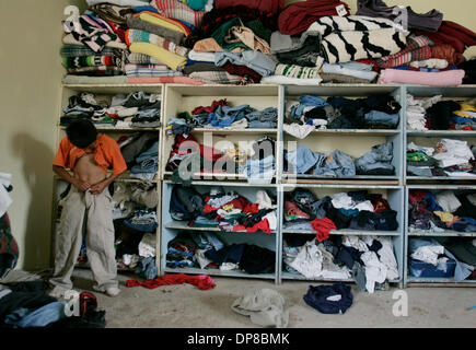 (Veröffentlichte 17.06.2006, e-10)  1. Juni 2006, Rosarito, Baja California, Mexiko. Im Rancho del Nino Nueva Vida de Playas de Rosarito, die Jungs zu halten ihre Kleidung in den Regalen in einem gemeinsamen Raum, wo Erwachsene die Kleidung sauber und organisiert für jedes Kind halten. Die Kleider werden gespendet und die jungen wachsen schnell aus ihren Schuhen. Das Waisenhaus ist Heimat von rund 20 jungen und ein paar gir Stockfoto