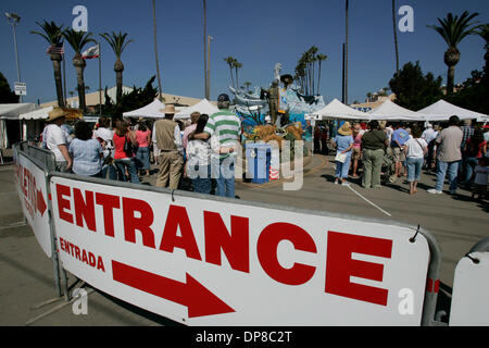 (Veröffentlicht 17.06.2006, B-3, C) 16. Juni 2006 Del Mar, CA. USA Massen waren während der Tagesstunden im San Diego County Fair in Del Mar in der ersten Woche ziemlich dünn. Am Freitagmorgen waren die Linien warten, um nur 20 Leute tief. Obligatorische Kredit: Foto von Peggy Peattie/San Diego Union-Tribune/Zuma Press. Copyright 2006 San Diego Union-Tribune Stockfoto
