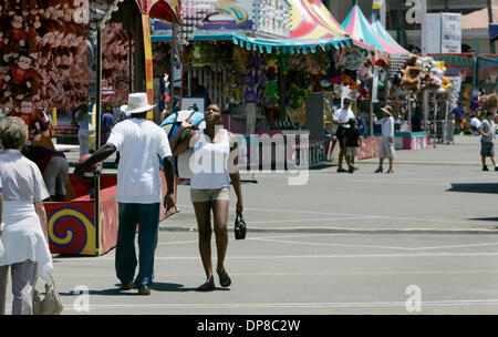 (Veröffentlicht 17.06.2006, B-3, C, NC-1, NI-1)  16. Juni 2006 Del Mar, wurden CA. USA Massen während der Tagesstunden im San Diego County Fair in Del Mar für die erste Woche ziemlich dünn. High noon verließ MICHELLE RIDGLE,(cq) rechts, Spaziergänge mit Freund AARON GRAHAM (Hut), in der Fun Zone, mit einem gefüllten Ball gewannen sie. Obligatorische Kredit: Foto von Peggy Peattie/San Diego Union-Tri Stockfoto