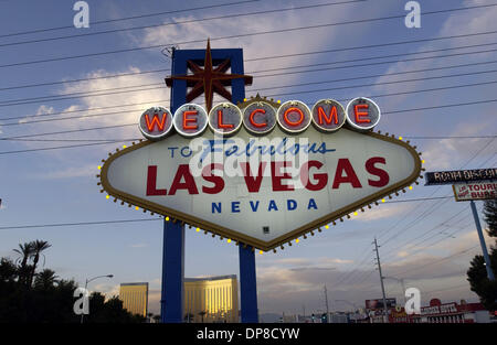 Sep 29, 2006 - Las Vegas, NEV, USA - ein Blick auf Welcome to Las Vegas Schild, die auf dem Las Vegas Strip gelegen ist.  Las Vegas befindet sich in der Wüste von Nevada im Westen der USA, es ist der Glücksspiel-Hauptstadt der Welt. Es ist eine Stadt, die niemals aufhört, wie alles 24 Stunden am Tag geöffnet ist. Wenn Sie müde von den Hebel auf den einarmigen Banditen, hat die Umgebung einige Stockfoto