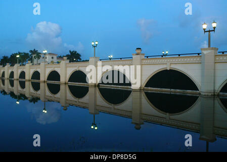 23. Dezember 2005 - Bögen Wellington, Florida, USA - geschlossen gemalte schwarze Linie die Fahrbahn, die in Olympia führt.  (Kredit-Bild: © Carolyn Drake/Palm Beach Post/ZUMA Press) Einschränkungen: * USA Boulevardpresse Rechte heraus * Stockfoto