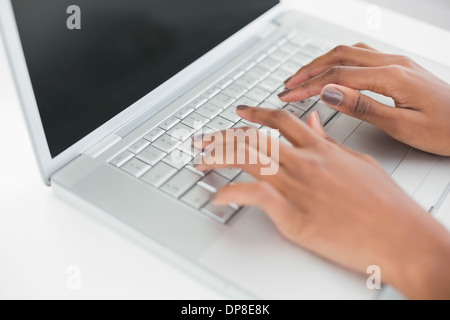 Womans Hände auf ihrem Laptop tippen hautnah Stockfoto