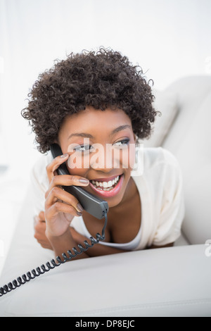 Glücklich wunderschöne Brünette am Telefon Stockfoto