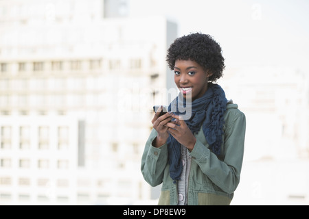 Fröhliche Afro Modell SMS Stockfoto