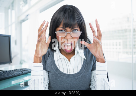 Wütend schreit Geschäftsfrau Stockfoto